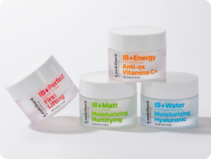 Pot de 50 ml. Matières recyclables PS et PP. Couvercle en SAN blanc. Finition mate sérigraphiée en deux couleurs par UV.